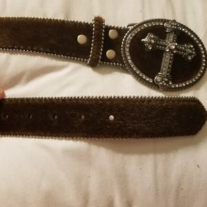 Fur cross buckle leather belt.